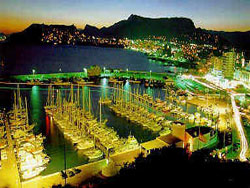 Yachthafen von Calpe bei Nacht